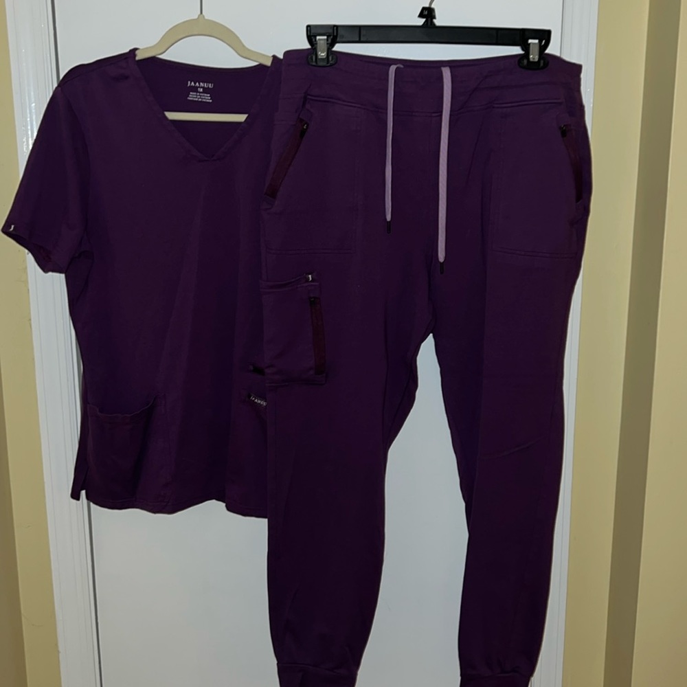 Jaanuu Scrub Set